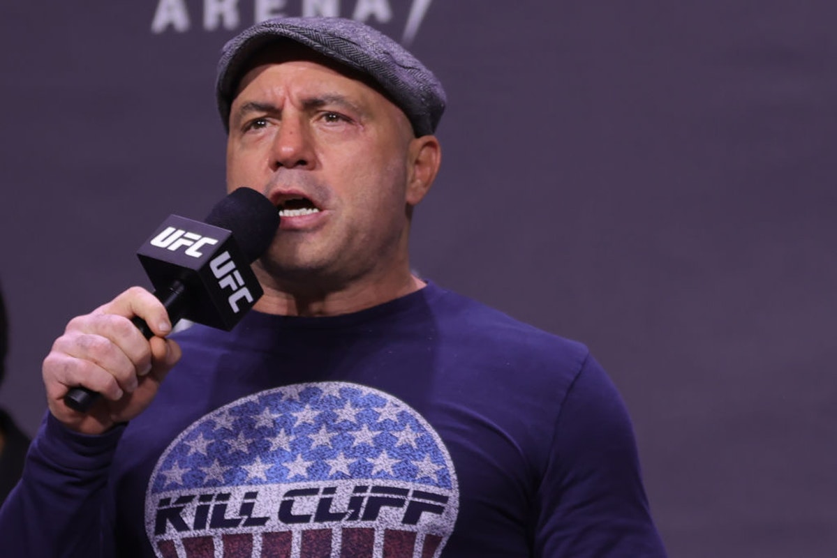Joe Rogan Lights Up Lori Lightfoot’s ‘Call To Arms’: ‘What The F*** Are You Saying? You’re In The Most Violent City In This Country’ dlvr.it/SQKMgK