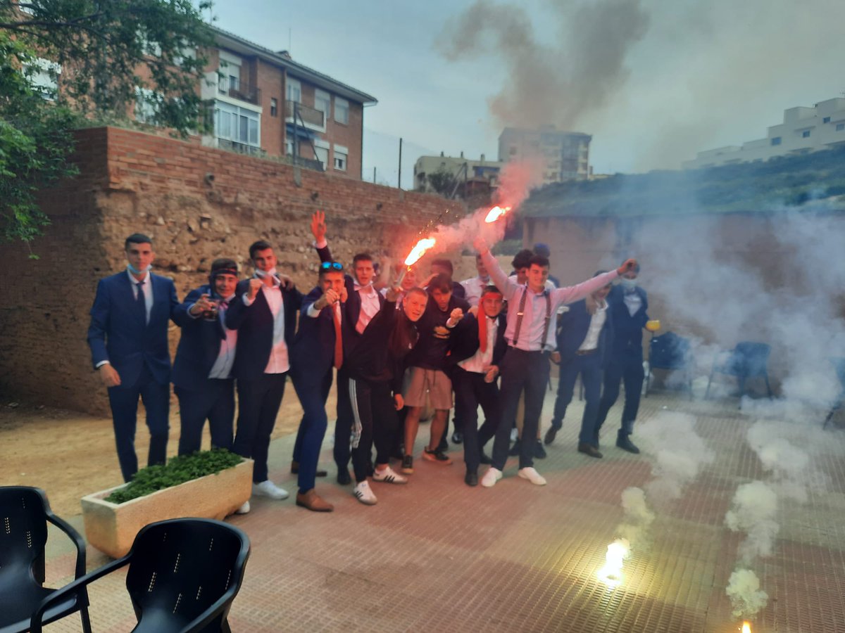 fraanciis91's tweet photo. La semana que viene se cumple un año de la graduación, que no os engañen gente, el insti y su gente es lo mejor del mundo https://t.co/wFK73o3FXw