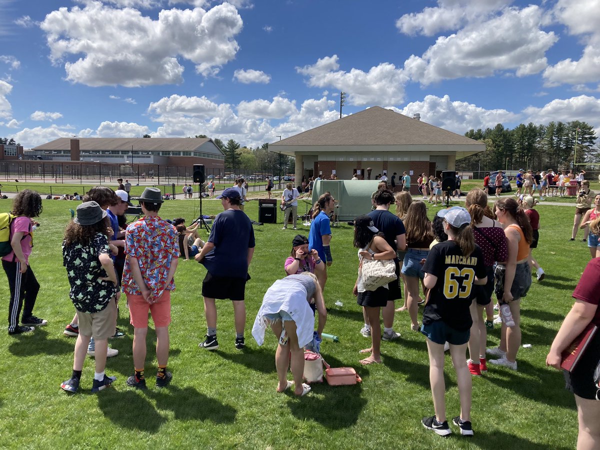 HsAlgonquin's tweet photo. Huge thanks to @ARHSStuCo for organizing an amazing Carnival today! The sun was out, the grills were hot, and fun was had by all! Well done!! https://t.co/6lttGFVNgm