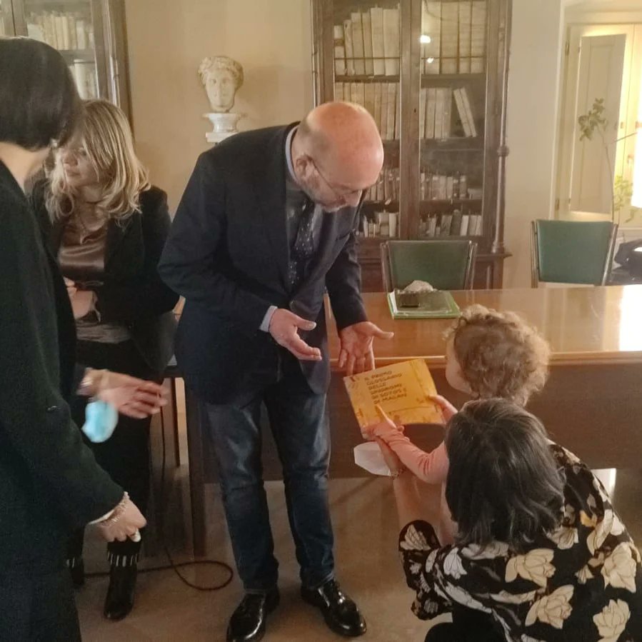 assigulliver's tweet photo. Anche oggi i nostri bimbi hanno "consegnato le parole"della loro sindrome alle Istituzioni. Un gesto forte e simbolico che sta facendo il giro dell'Italia. Oggi siamo stati ad Ariano Irpino, accolti dagli Assessori Monaco, Molinario e da Mons. Melillo😃
#assiintour continua. 😃 https://t.co/Lrs3VcCBgy