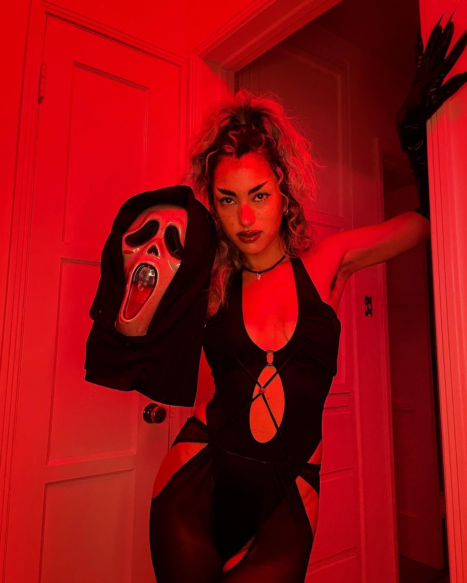 SavageXFenty's tweet photo. Have a killer day🔪 
#FridayThe13th #SavageInTheStreets https://t.co/po8EaWOCSx