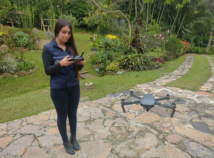 UIDforensic's tweet photo. #HacemosLoQueNosGusta | Desde los municipios de Sasaima y Facatativa, nuestros investigadores criminales, se encuentran adelantando labores investigativas de fijación fotográfica, levantamiento con dron y entrevistas. 🕵️🕵️‍♂️ https://t.co/Wyf8DIH3s4