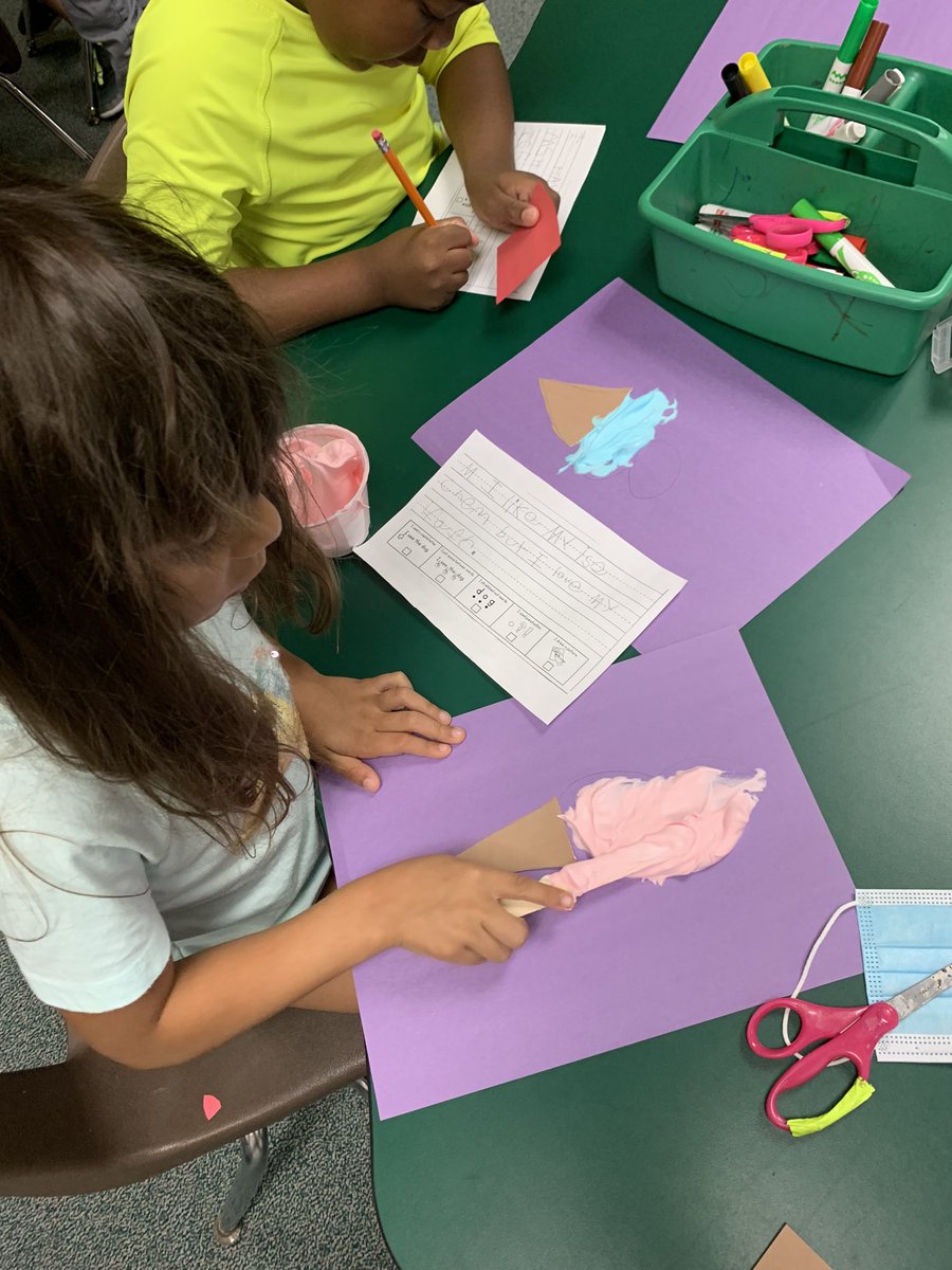 MrsVance_Kinder's tweet photo. We finished up our ice cream week with some fun fluffy paint ice cream cones! https://t.co/a8dWoOm17q