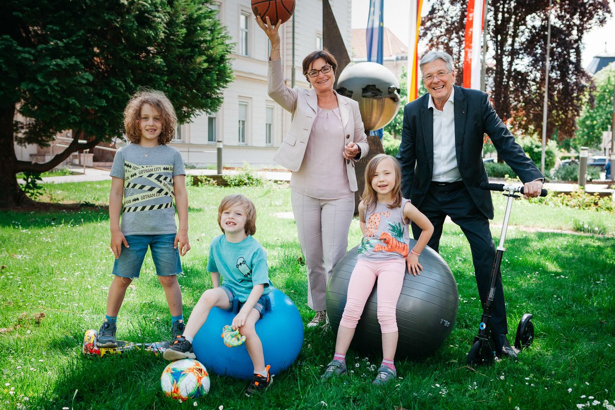 PeterKaiserSP's tweet photo. Jahrelange Forderung nach täglicher #Turnstunde wird umgesetzt – #Kärnten macht mit, mehr Bewegung in #Schule und #Kindergarten. Geistige, soziale und gesundheitliche #Bildung wird verschränkt gefördert zum Wohle unserer Kinder! #Zukunft #Gesundheit https://t.co/3NfnrTTs9J https://t.co/jEfGGjIxgT
