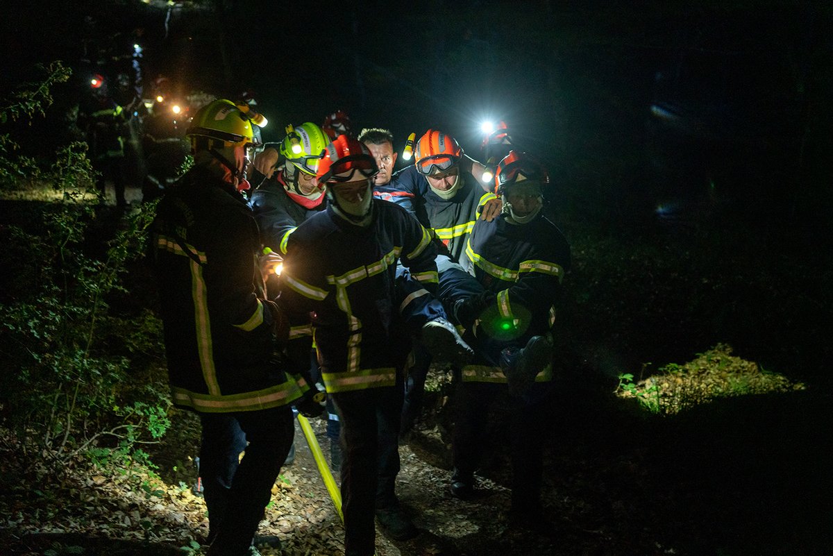 SDIS41's tweet photo. #Formations #FDFEN2022 au #SDIS41 pour s’adapter au #risque: efficacité des #secours et sécurité des #sapeurspompiers de #LoiretCher. Cette semaine, 1er stage destiné à 18 équipiers et 8 chef d’agrès, avec 6 #CCF 2 #VLHR et 1 #CCGC. Photos de la nocturne organisée jeudi à #Blois. https://t.co/Ee7O2A2j7y