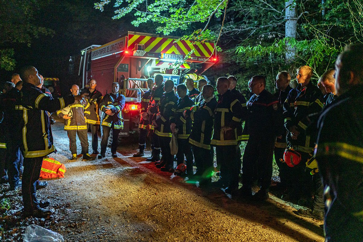 SDIS41's tweet photo. #Formations #FDFEN2022 au #SDIS41 pour s’adapter au #risque: efficacité des #secours et sécurité des #sapeurspompiers de #LoiretCher. Cette semaine, 1er stage destiné à 18 équipiers et 8 chef d’agrès, avec 6 #CCF 2 #VLHR et 1 #CCGC. Photos de la nocturne organisée jeudi à #Blois. https://t.co/Ee7O2A2j7y