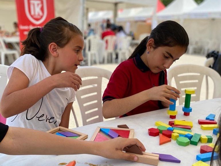 giced2022's tweet photo. TÜBİTAK 4007 Manisa Bilim Şenliği sponsor ve paydaşı olarak Manisa Yunusemre Yağcılar Ortaokulu öğrencilerini at��lyelerimizde ağırlamaktan büyük mutluluk duyduk. 🌿 https://t.co/GOQeZTSgTZ