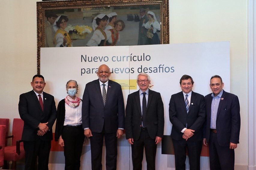 CInternaminerd's tweet photo. Culmina con éxito misión técnica del MINERD en España
El Ministro de Educación, Roberto Fulcar, cosecha reconocimientos para la República Dominicana, firma acuerdos interinstitucionales y trae recursos para la educación dominicana de su breve gira. https://t.co/uAXKO4ZAhL