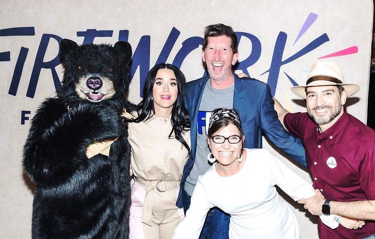 📸 Katy Perry durante evento da “Firework Foundation”, ontem à noite, em Los Angeles.