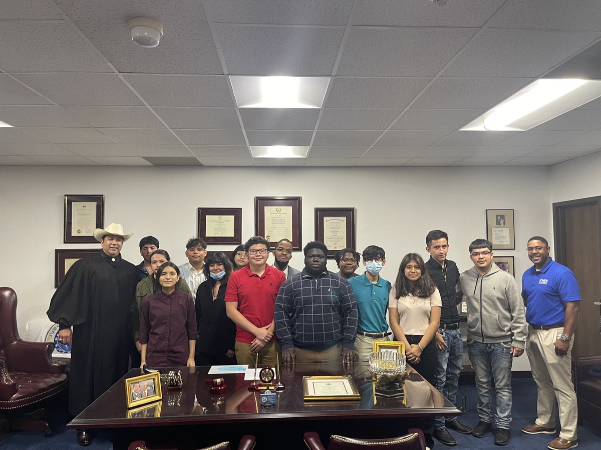 garcialawfirm's tweet photo. Judge Garcia really enjoys talking to students about the importance of higher education and community service. #hcdp #houston #htx https://t.co/ZYqhcTPqTh