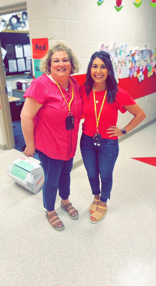 MrsDragishWCS's tweet photo. Twinning with my awesome literacy coach! #wearewarren #willardrocks https://t.co/q7ooQtAutl