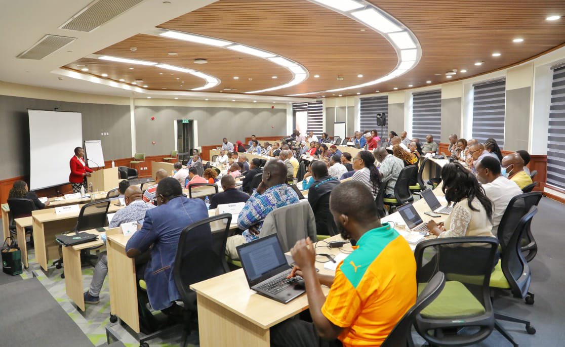 3/3It is the responsibility of leaders to build a healthy and positive future for their organisations and the people in them. <a href="/AKU_GSMC/">AKU Graduate School of Media and Communications</a>’s #ChangeLeadership