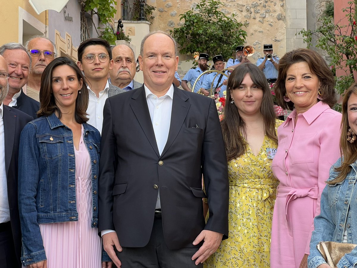 Dominiq_Estrosi's tweet photo. Falicon en fleurs pour sa 35ème édition de la fête de l’œillet en présence de SAS le Prince Albert II de Monaco. https://t.co/kayMC4R5i4
