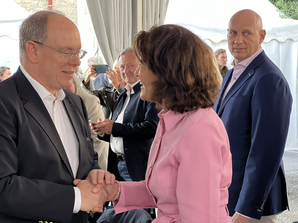 Dominiq_Estrosi's tweet photo. Falicon en fleurs pour sa 35ème édition de la fête de l’œillet en présence de SAS le Prince Albert II de Monaco. https://t.co/kayMC4R5i4