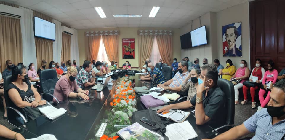 En desarrollo seminario sobre el procedimiento para la licitación de establecimientos a arrendar del sistema del comercio interior. <a href="/BetsyDazVelzqu2/">Betsy Díaz Velázquez</a> <a href="/GriselAvila13/">Grisel Avila</a> <a href="/MincinCuba/">Comercio Cuba</a> <a href="/GobCamaguey/">Gobierno de Camagüey</a> <a href="/CardosoAracelys/">Aracelys Cardoso Hernández</a>