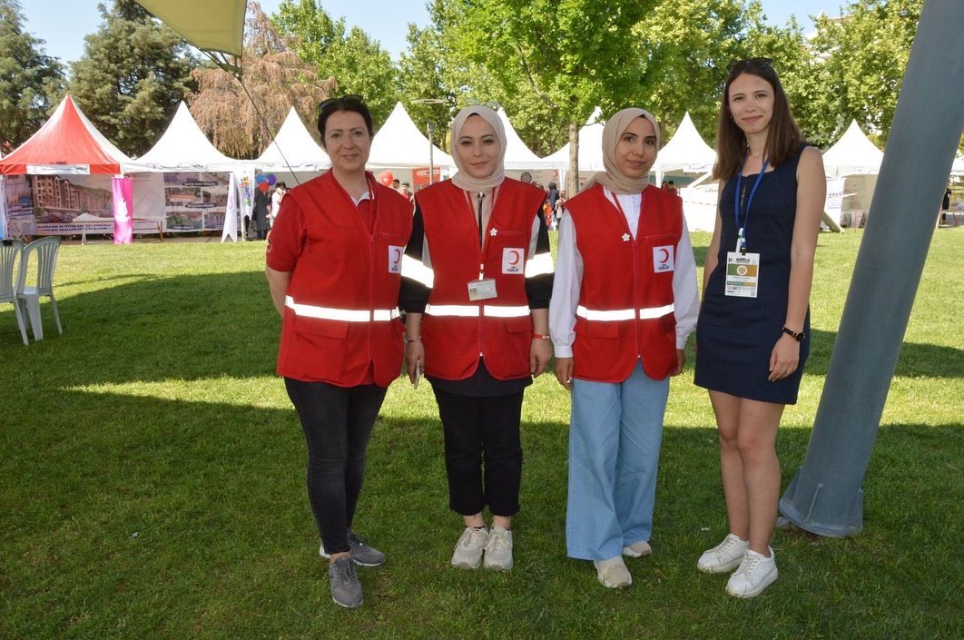 giced2022's tweet photo. Manisa Bilim Şenliği pek çok kurumun birbirleriyle işbirliği yapmalarını ve birbirlerini tanımalarına da imkan tanımakta, bu vesileyle GİÇED ve faaliyetleri konusunda Kızılay ekibini bilgilendirmiş olduk. Birlikte güzel projelere🌿 https://t.co/WwYjh4AA81