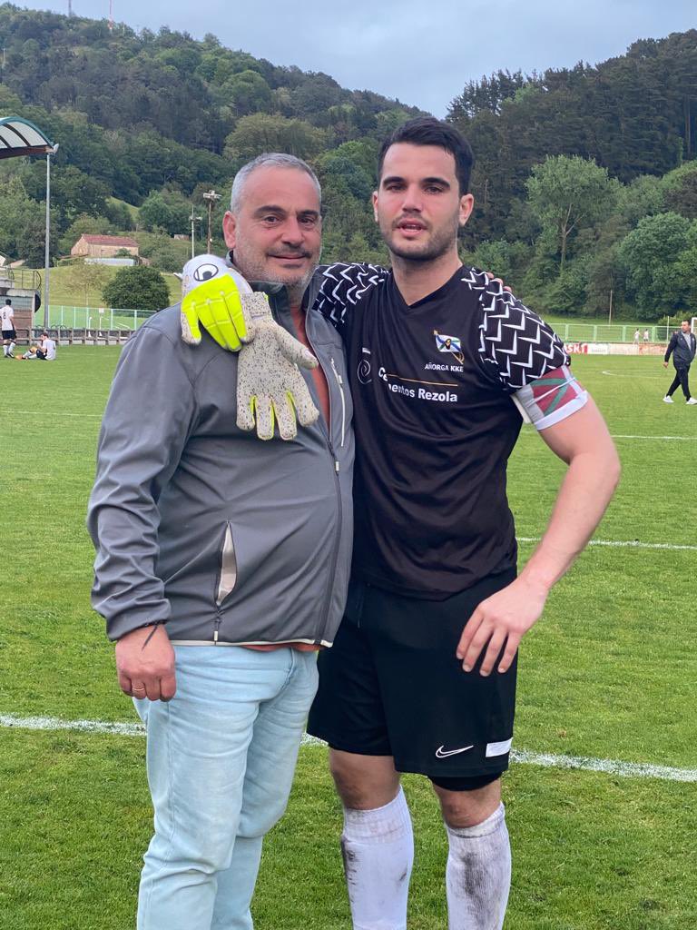 Gaurkoan Jon Aizpurua atezainak bere azken partidoa jokatu du. Añorgan hazi eta hezitako jokalaria, Añorgako kasta!! 

Gazteen eredu zelai barruan eta kanpoan!

Eskerrik asko urte guzti hauetan emandako geldiketa eta bizipenengatik. Handia zea <a href="/jaixpu/">Jon Aizpurua</a> !!🔥🔥

#Cementero | #Tanque