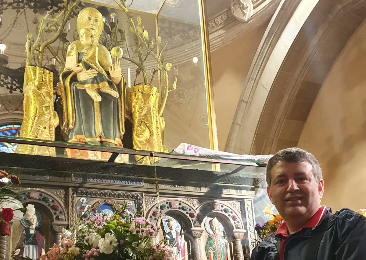 Eduard_Lpz's tweet photo. Hoy hemos participado con nuestros alumnos en las Peregrinaciones Escolares al #monasteriodevalvanera. Gracias a los #CaballerosdeValvanera, a los monjes del @Verbo_Encarnado y a D. #SantosMontoya obispo @iglesiaenlarioja.
#virgendevalvanera #patronadelarioja #larioja 🔴⚪️🟢🟡 https://t.co/1wlhguHxu4