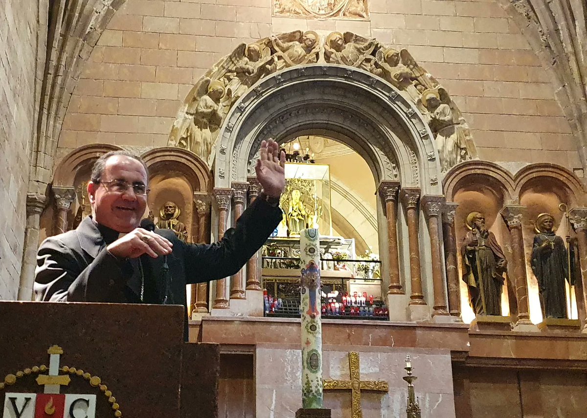 Eduard_Lpz's tweet photo. Hoy hemos participado con nuestros alumnos en las Peregrinaciones Escolares al #monasteriodevalvanera. Gracias a los #CaballerosdeValvanera, a los monjes del @Verbo_Encarnado y a D. #SantosMontoya obispo @iglesiaenlarioja.
#virgendevalvanera #patronadelarioja #larioja 🔴⚪️🟢🟡 https://t.co/1wlhguHxu4