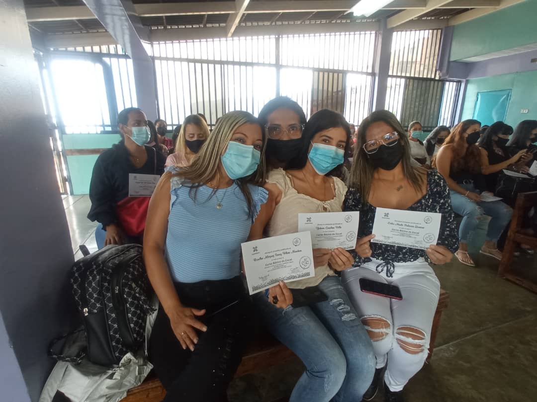 CalasanzCfc's tweet photo. ¡Merito a nuestros Docentes! «CERTIFICACION» https://t.co/cAwW2B1a4E ¡Merito a nuestros Docentes! «CERTIFICACION»
Docentes de Unidades EducativasAlianza 
@SUPERATEC
 
@CalasanzCfc 

¡Cuando aprendes, enseña. Cuando recibes, da!
(Maya Angelou)

#SUPERATEC #Calasanz #Docentes https://t.co/h1gZpcxuC6