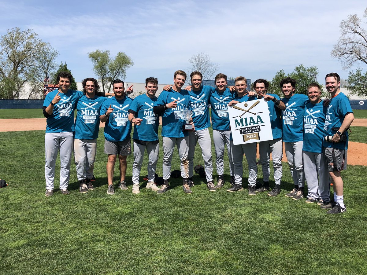 beckyhall16's tweet photo. Thank you, seniors! #WereNotDone @kzoobaseball @coachott7 #ProudAD @khornets https://t.co/evwjyOkpmD
