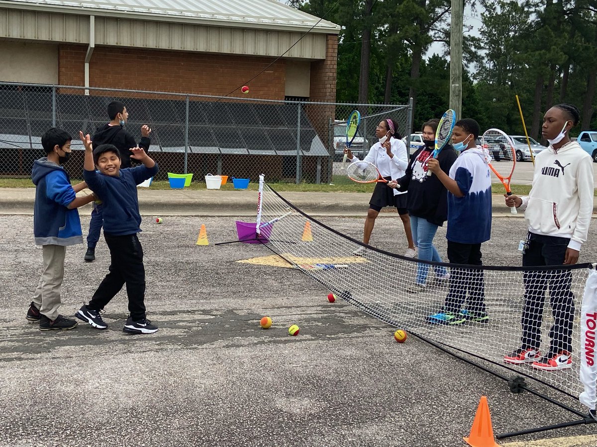 Look at these future tennis stars! Thank you for spending time w us today The Edmonds Tennis Foundation w a grant from <a href="/Venuseswilliams/">Venus Williams</a> and <a href="/serenawilliams/">Serena Williams</a> Foundation!