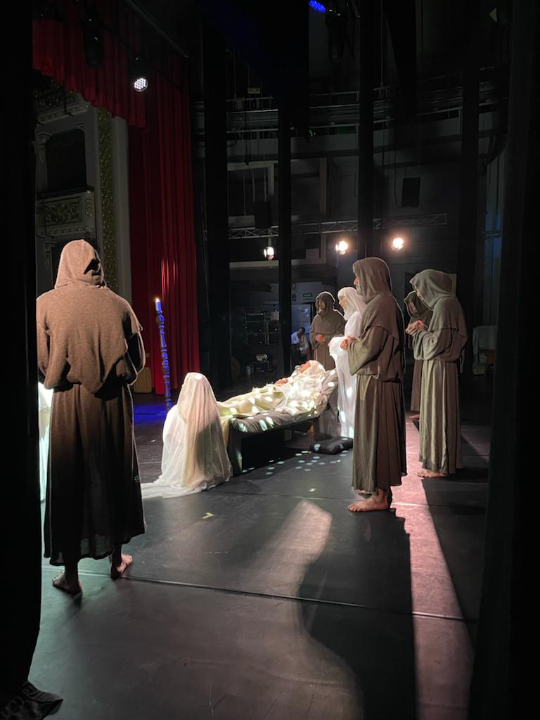 TeatroLeoAmici's tweet photo. Scatti rubati dietro le quinte mentre è in scena #ChiaradiDio al #TeatroComunaleReginaMargherita #Caltanissetta 
Grazie ai nostri tecnici di scena  che ci permettono di vivere con voi ogni momento di questo storico  #musical!
Replica #14maggio ore 21.00
#debutto #allestimento2022 https://t.co/izOznpd5EE