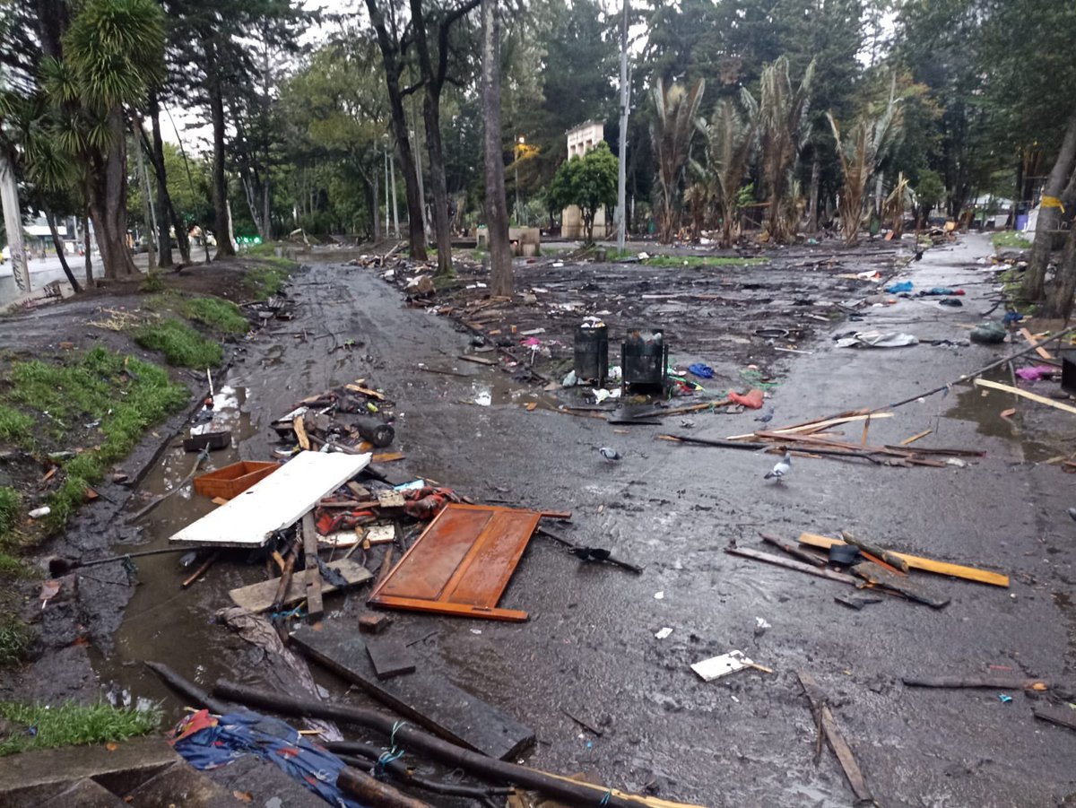 subcantante's tweet photo. El parque nacional ahora es el espejo del país… el pueblo olvidado, desplazado, ignorado, desigual y lleno de hijos de puta arribistas quejándose por no poder ir a hacer el picnic https://t.co/FB4hxKFlE3