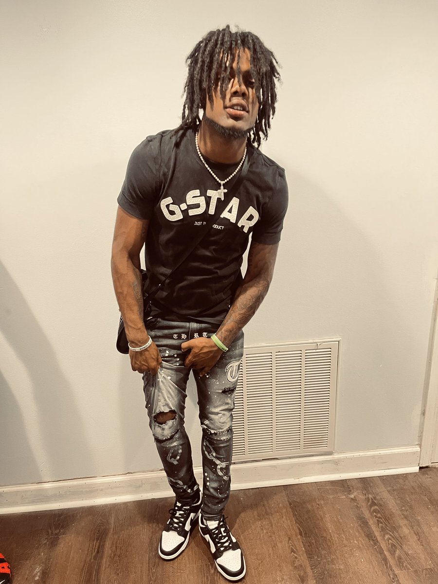 rexx_ray's tweet photo. I KŃØW I’M FLY AS AN ĒAGLE , I’M GRÍNDÎNG LIKË IM TÔNY HÄWK 🦅#FREE2FED  #REXX🤴🏾 #LLRJ🖤 https://t.co/PlO7aCr63F