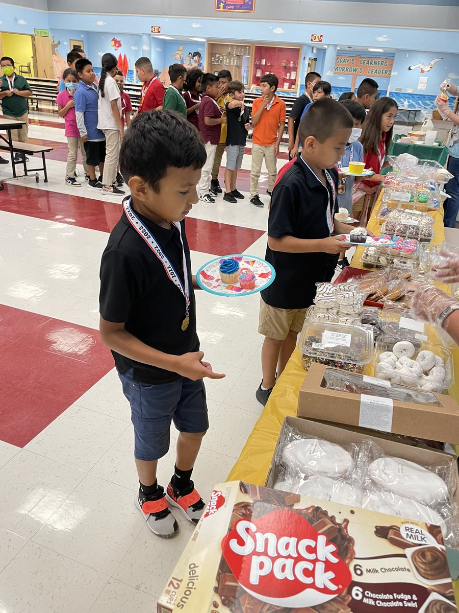 HLEmedia's tweet photo. Celebrating our Reader Leaders with a special Dessert Party!   @HLELeaderInMe https://t.co/7yDiVAeqDE