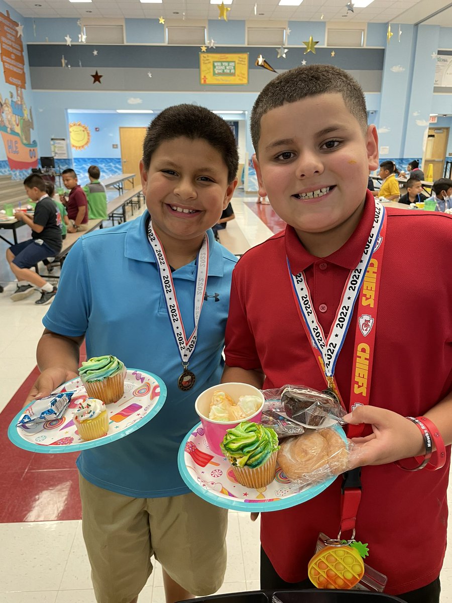 HLEmedia's tweet photo. Celebrating our Reader Leaders with a special Dessert Party!   @HLELeaderInMe https://t.co/7yDiVAeqDE
