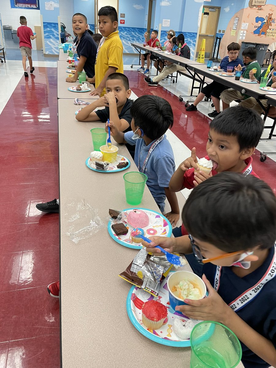 HLEmedia's tweet photo. Celebrating our Reader Leaders with a special Dessert Party!   @HLELeaderInMe https://t.co/7yDiVAeqDE