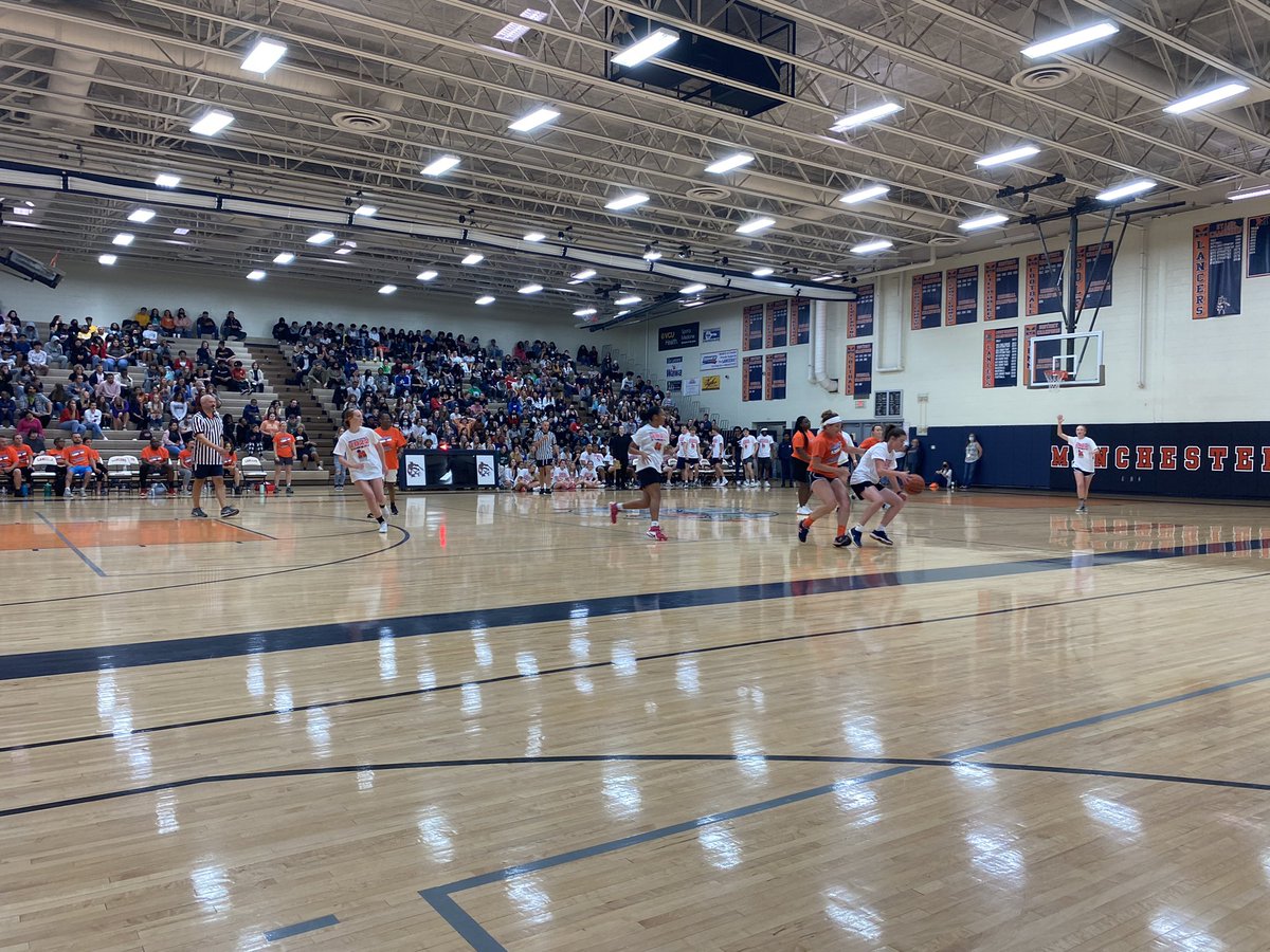 MrsKBaldwin's tweet photo. Faculty👨🏻‍🏫 vs. Senior👩🏻‍🎓 basketball game 🏀⛹🏽‍♂️ #wearethechampions #lancernation #L4L #oneccps https://t.co/NbTLtG2edm