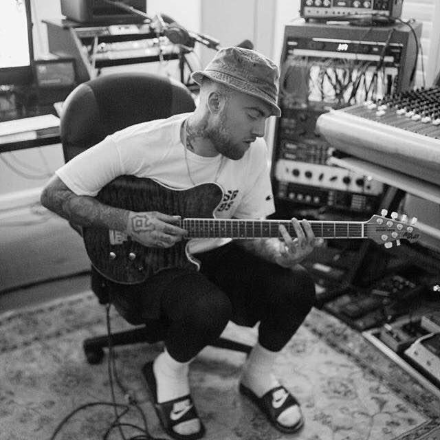 malcompicsdaily's tweet photo. mac in the studio https://t.co/jvGB9srS6i