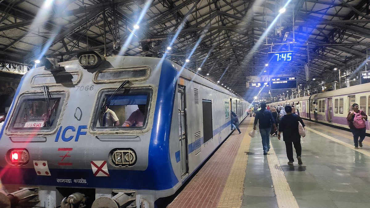 mumbairailusers's tweet photo. Probably the last #AC local on Harbour line about to leave CSMT, last evening. 
The way Central Railway officers track record with regard to the nature of working shows at least for next 3-4 years harbour won't get any AC train.
@smart_mumbaikar @harbourlineuser @Mumbaikhabar9 https://t.co/KGlV6VpGgd