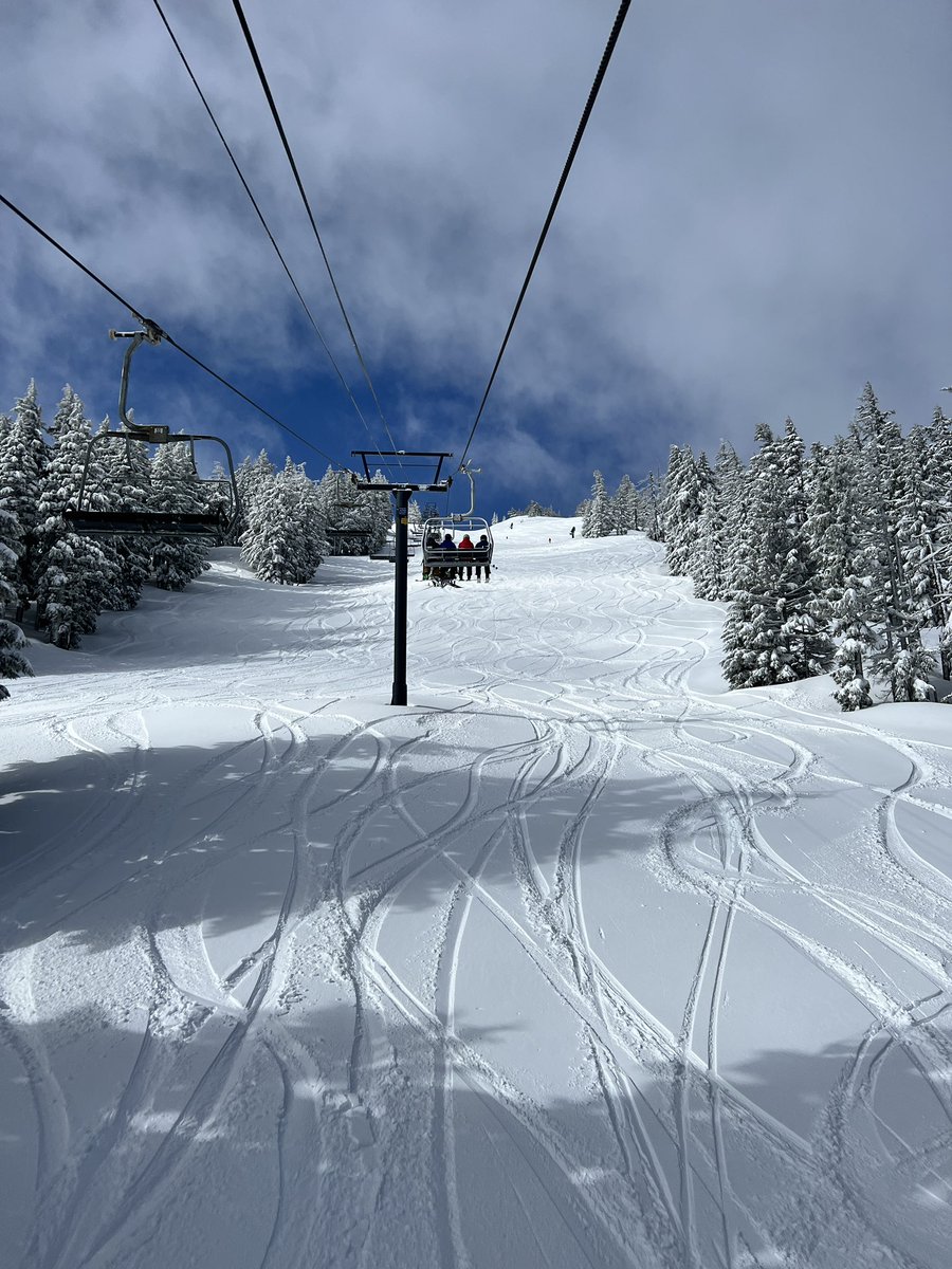 anniefast's tweet image. It’s May 13 annnnnd we’re still riding powder at @mtbachelor