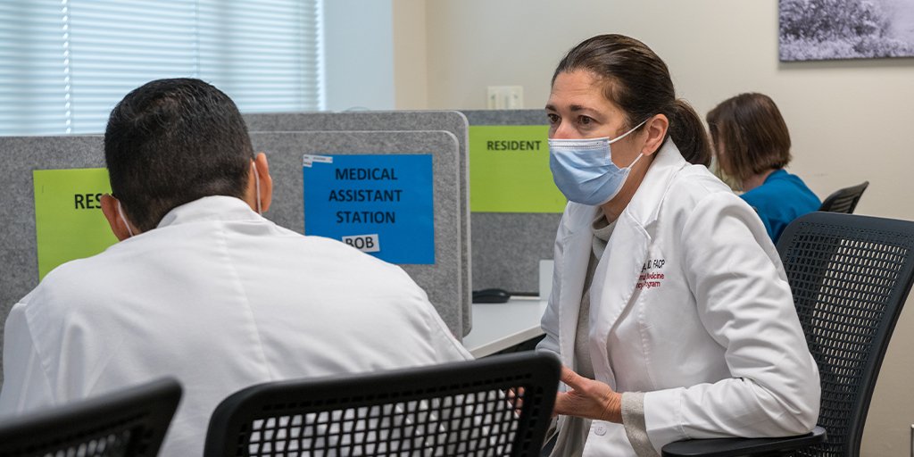 WSUMedicine's tweet photo. This #academichalfday, Dr. Emily Savage, coached our #InternalMedicine residents on how to reflect on emotion—breathing in, breathing out, &amp; detailing everything in between.

She said responding effectively—both within ourselves &amp; others—can make meaningful life change.
#WSUIMRes https://t.co/s7ibKzVqar