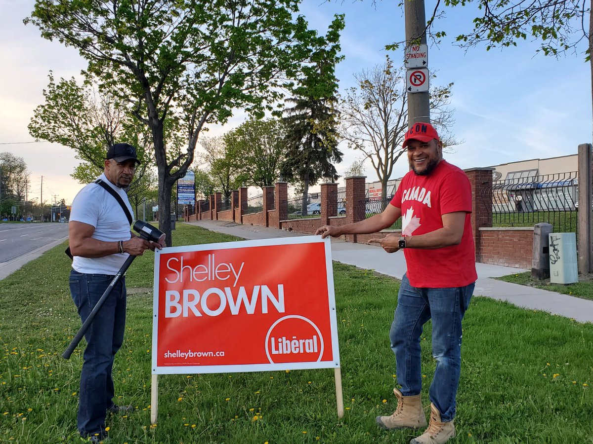 shelleybrownyc's tweet image. #TeamShelley's sign crew works day and night - building signs and then placing them throughout #YorkCentre.  Until you #volunteer on an election campaign, you don't know how fun it can be. Come on out! #Onpoli