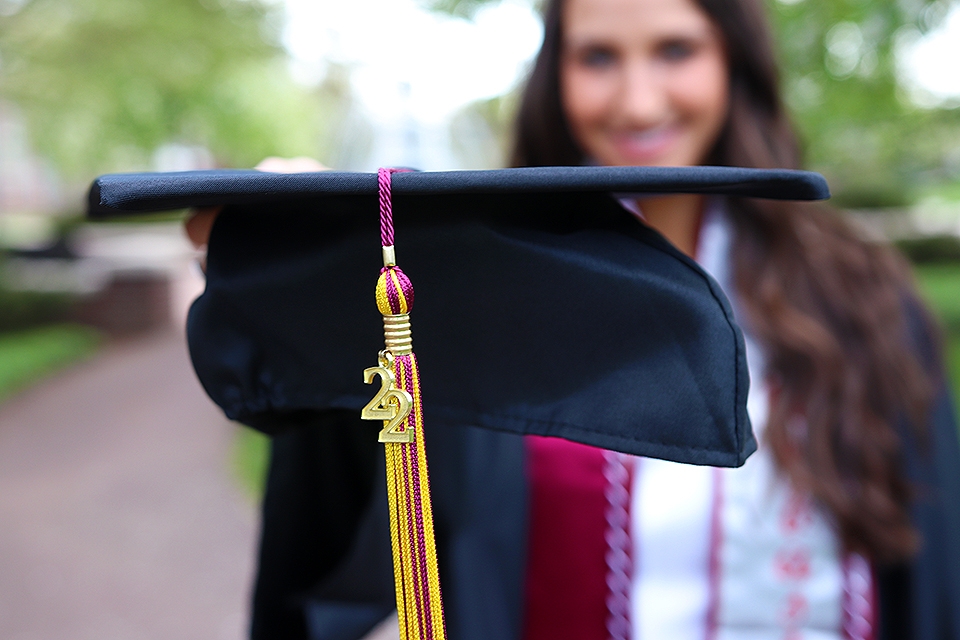 BloomsburgU's tweet image. Bloomsburg University recognizes top honor graduates for Spring 2022 👏🎓🏅🐾➡ bit.ly/3FMnMJw #BUClass2022 #HuskyPride #BloomOnward #graduation