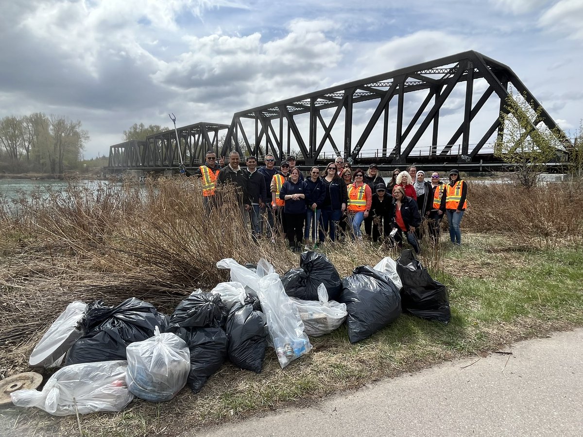 A great day to help clean up the community!! <a href="/CalgaryParks/">Calgary Parks</a> #yyccleans <a href="/GDIServices/">GDI Facility Services</a>