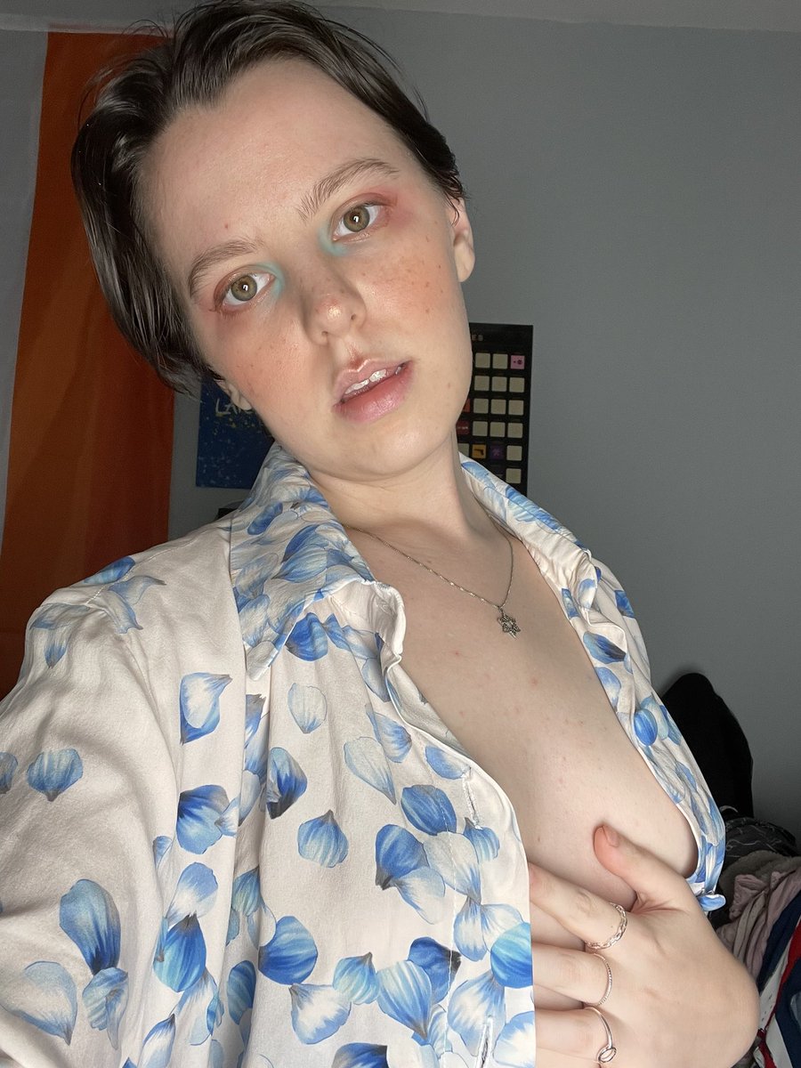hellyeahelio's tweet photo. it’s #FoolsFriday and your indecisive nonbinary mod has too many favorite colors so now presenting: pastel pink and pastel blue && navy green https://t.co/1AaJz0OlTZ