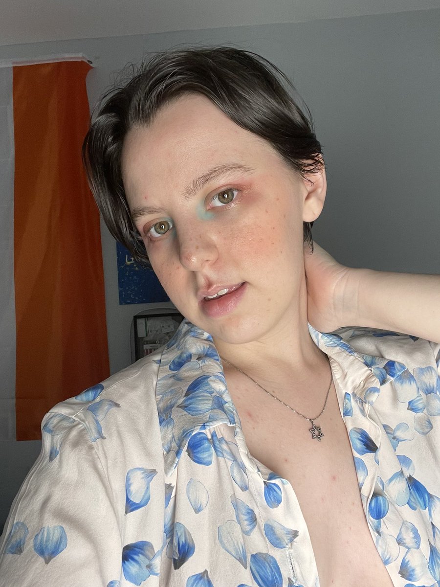 hellyeahelio's tweet photo. it’s #FoolsFriday and your indecisive nonbinary mod has too many favorite colors so now presenting: pastel pink and pastel blue && navy green https://t.co/1AaJz0OlTZ
