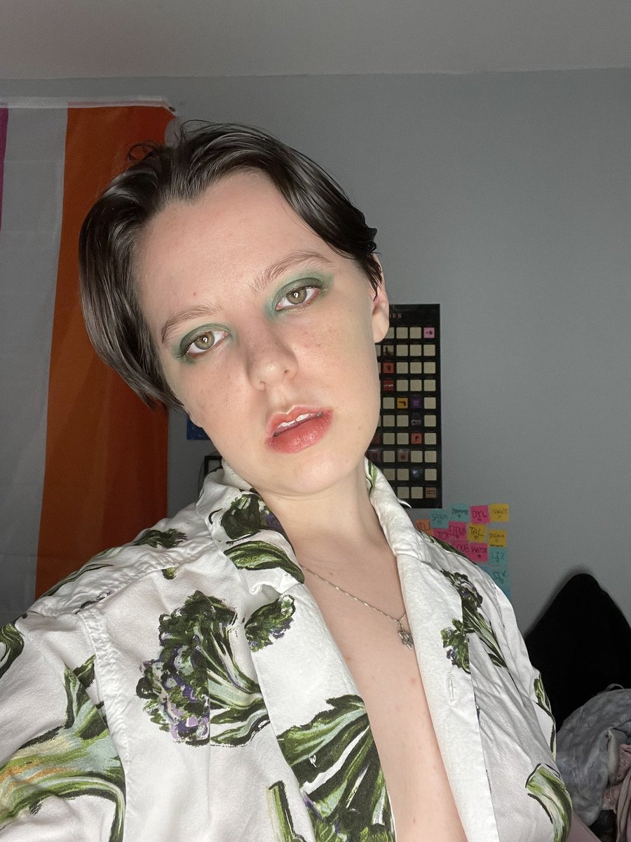 hellyeahelio's tweet photo. it’s #FoolsFriday and your indecisive nonbinary mod has too many favorite colors so now presenting: pastel pink and pastel blue && navy green https://t.co/1AaJz0OlTZ