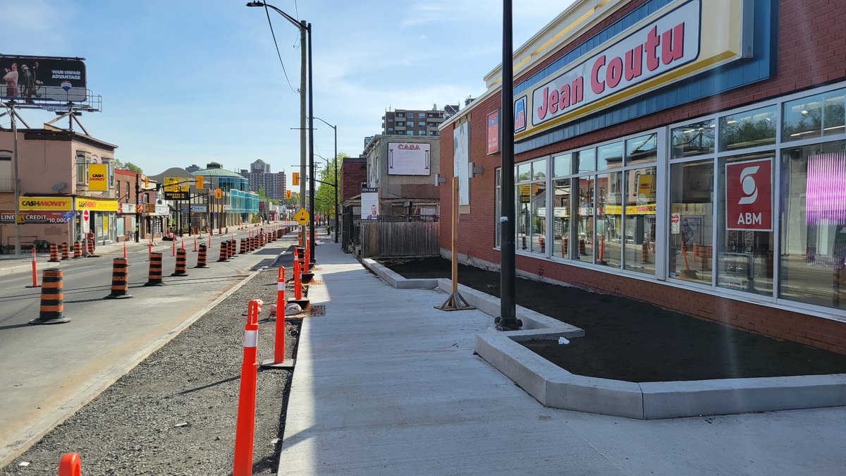 MathieuFleury's tweet photo. Stakeholder walkabout (update and feedback) from #MTLrd revitilization construction progress.
Major advancement for most of the area between Vanier Parkway and Lafontaine.
A busy construction summer ahead but we look forward to fall completion 🙏 https://t.co/T3Q6UNdgXe