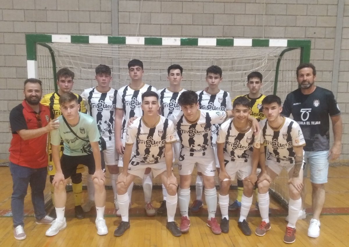 Final del partido en el Juan Carlos I. Empate a 2.

Lastima, se intentó hasta el último segundo, pero la pelota no quiso entrar, y brindarles esa alegría a una afición que volcó con su equipo, yendo unas 200 personas.

Seguimos equipo....!!! 💪⚽

#baenafutsal #somosjuveniles