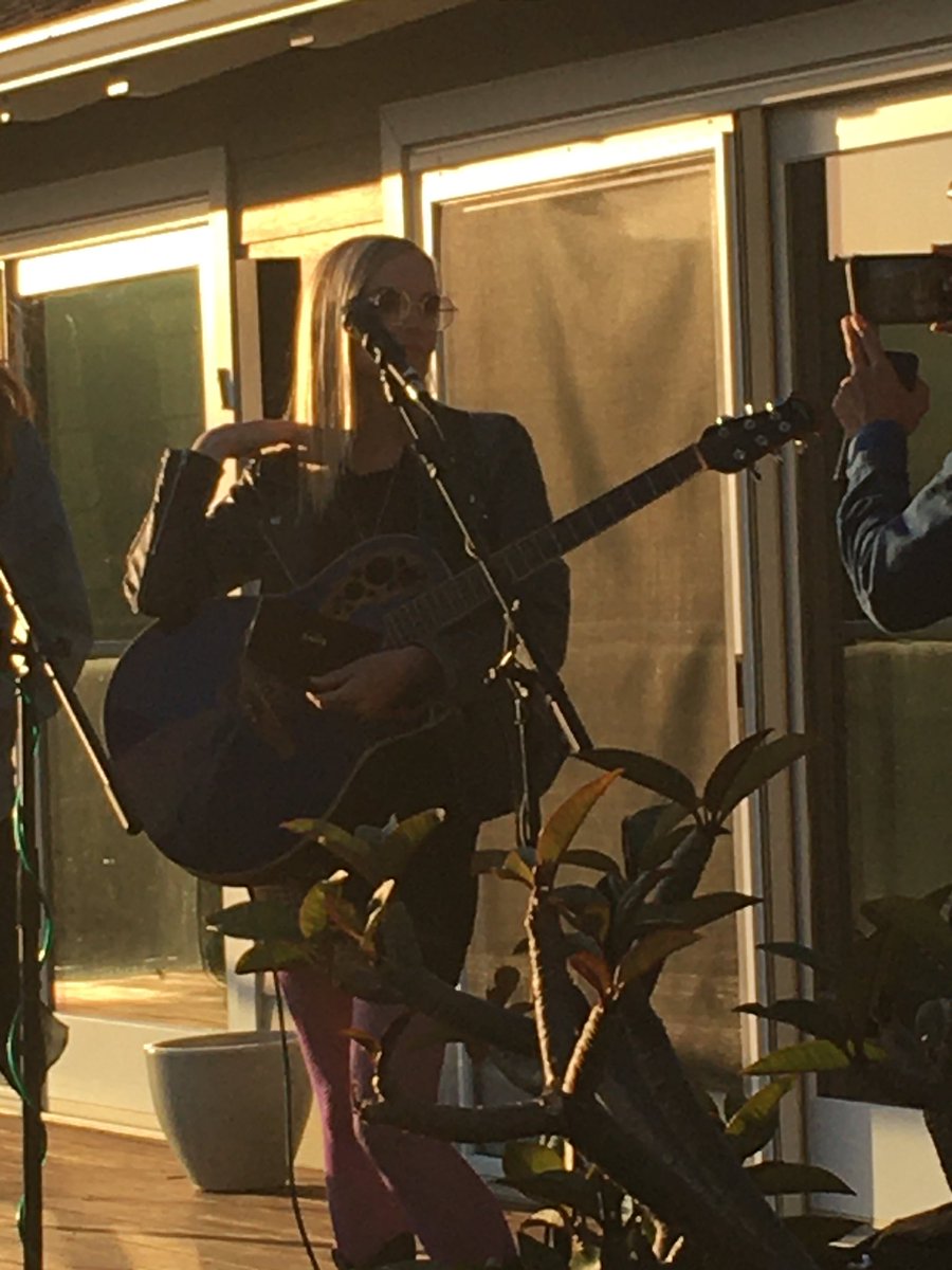 RelizaMusic's tweet photo. Performing at Studio Malibu https://t.co/B4xTDkrIly