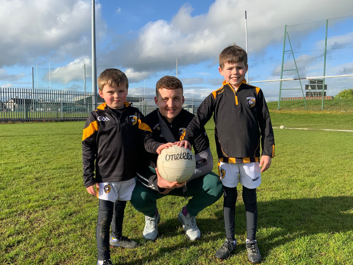 Cross Rangers Sponsor A Ball; <a href="/Armagh_GAA/">Armagh_GAA</a>  Senior League
Kernan Property Services will sponsor the ball, away V <a href="/maddenraparees/">Madden Raparees</a> 
🏐Thanks <a href="/AaronKernan/">Aaron Kernan</a> &amp; family for your ongoing support. 
James &amp; Joe Kernan present the ball to Stephen.
#rangerssponsoraball #clubfundraiser