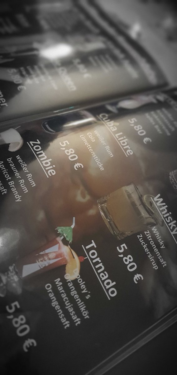 stadtkindd's tweet photo. Man achte auf die Cocktailpreise. Willkommen in einer anderen Welt.

#chipsgratis #Gummibärchen https://t.co/NMVp9SIFl7