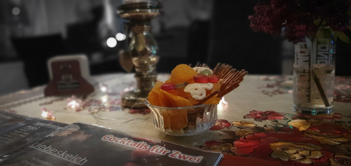 stadtkindd's tweet photo. Man achte auf die Cocktailpreise. Willkommen in einer anderen Welt.

#chipsgratis #Gummibärchen https://t.co/NMVp9SIFl7