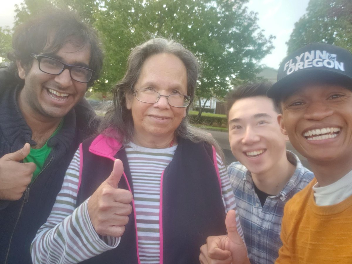 CarrickFlynnOR's tweet photo. Our volunteers knock doors, but they also move boxes of bird seed when needed! They had a great time meeting Cecilia #OR06 https://t.co/GKoxEiGORo